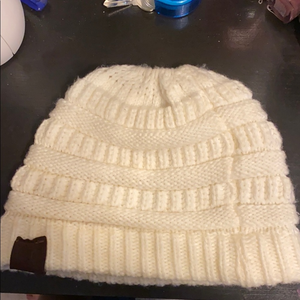 CC beanie tail, Off White